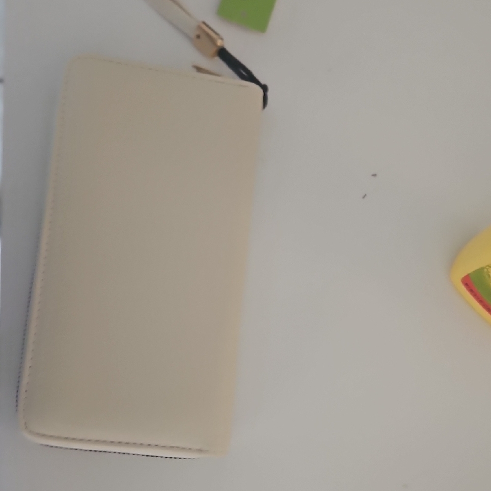 Cream Wallet‎ - Picture 2 of 3